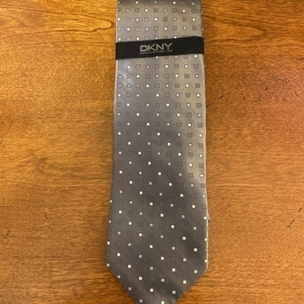 DKNY NWT 100% Silk Gray w/Geometric Print Tie